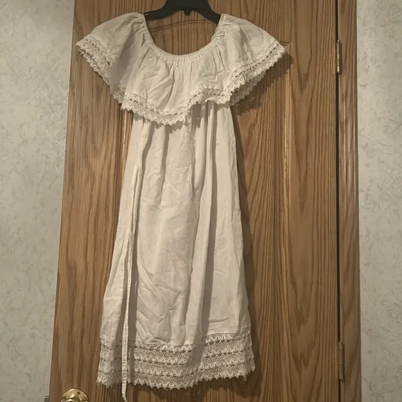 Beautiful embroidered Mexican dress with flowers - Picture 5 of 8